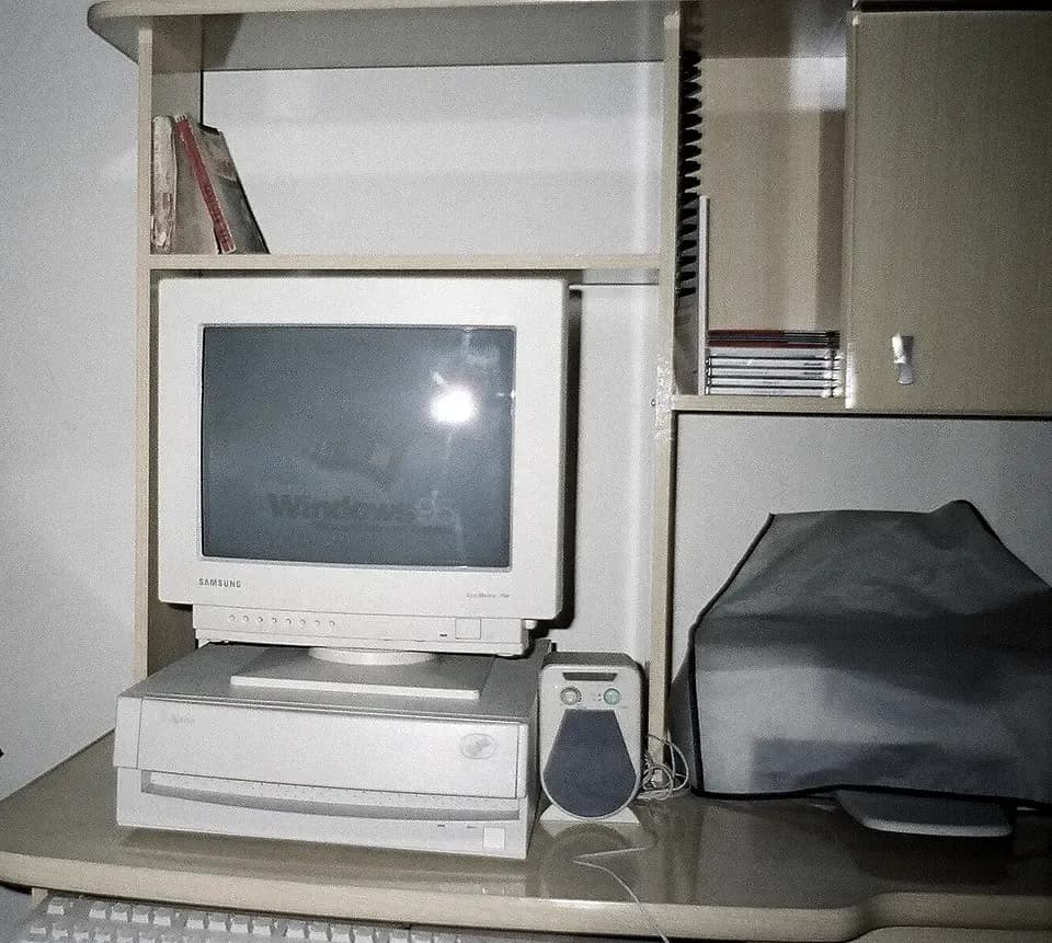 A mid-90s workstation running Windows 95